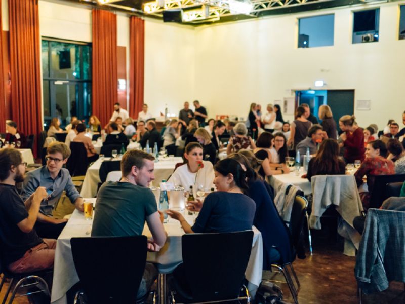 beim Gesellschaftsabend