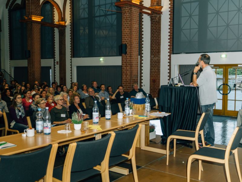 Publikum und Prof. Förstl beim Vortrag - Geisteskranke Staatenlenker von MoCA zu Coma