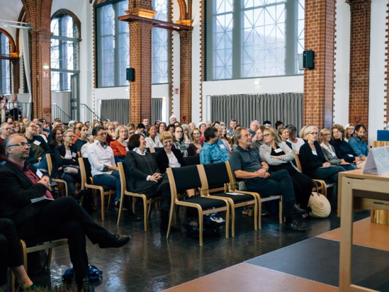 Teilnehmer und Referenten im Publikum