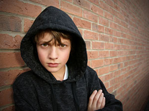 Junge im schwarzen Kapuzenpullover